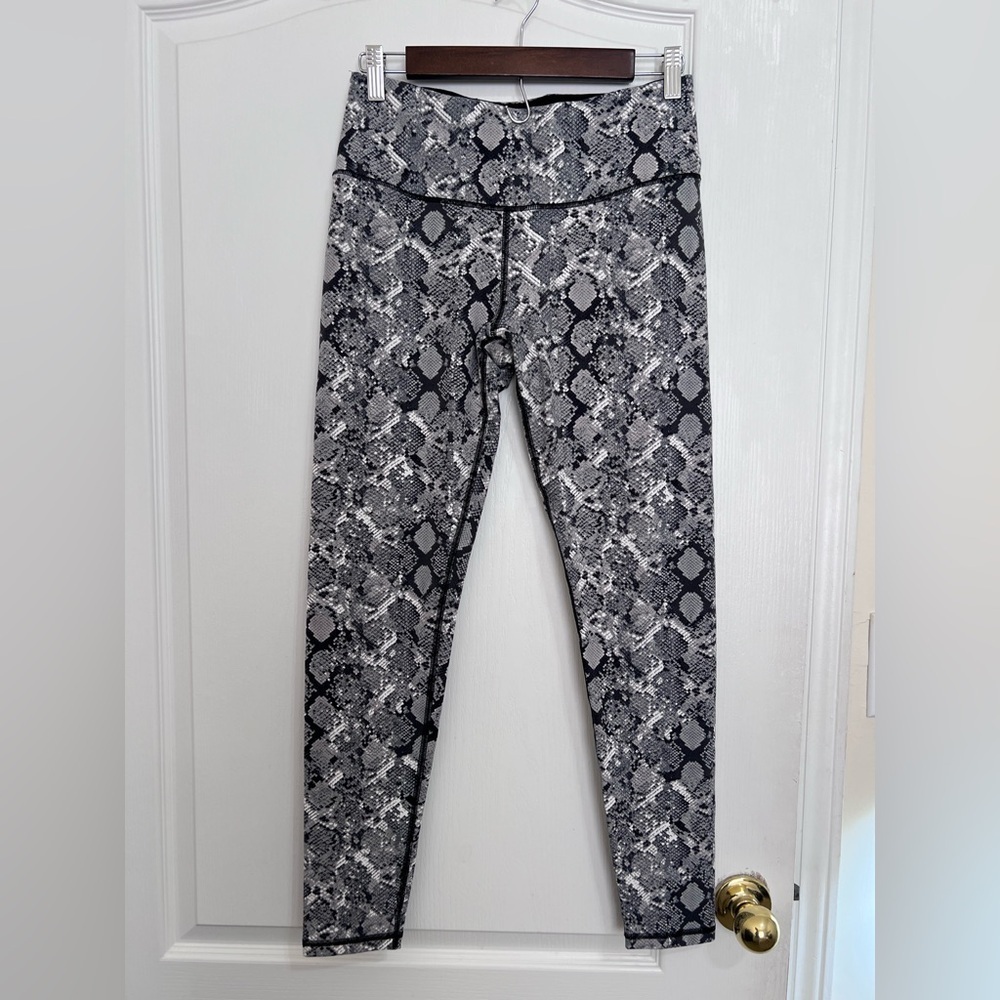 VICTORIAS SPORT Snake Print White Gray Knockout
Workout Tight Leggings Size M - Picture 2 of 8